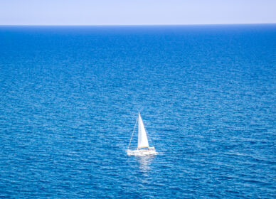 Barca solitaria en el mar