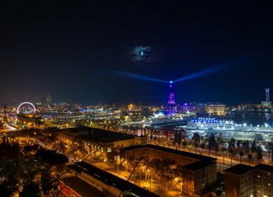 Panorámica barcelona de noche desde Mirador Miramar