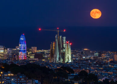 Panorámica Sagrada Familia y Torre Glories con la luna llena