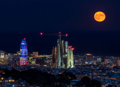 Panorámica Sagrada Familia y Torre Glories con la luna llena
