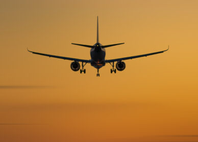 [adamski] avión al atardecer