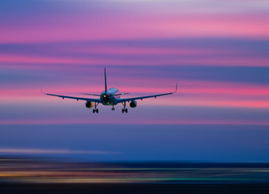 [adamski] avión al atardecer