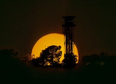 Puesta de sol en la Torre Vigilancia Collserola (Barcelona)