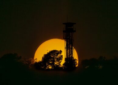 Puesta de sol en la Torre Vigilancia Collserola (Barcelona)