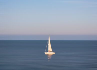[adamski] Velero solitario en el mar