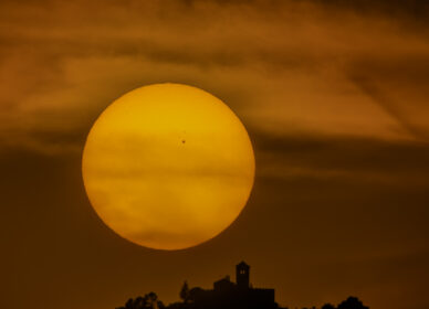☀️ Silueteando el Puig de la Creu con el majestuoso sol