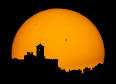 ☀️ Silueteando el Puig de la Creu con el majestuoso sol