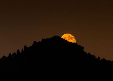 Luna llena de Junio (luna de fresa) saliendo detrás del Turó de Montcada i Reixac