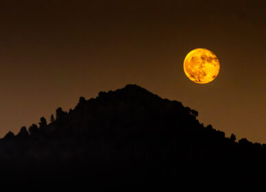 Luna llena de Junio (luna de fresa) saliendo detrás del Turó de Montcada i Reixac