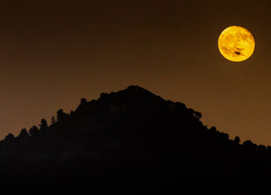Luna llena de Junio (luna de fresa) saliendo detrás del Turó de Montcada i Reixac