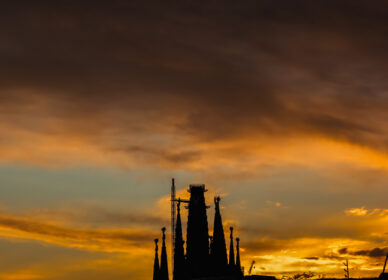 Atardecer después de la tormeta desde Glories con la Sagrada Familia a lo lejos