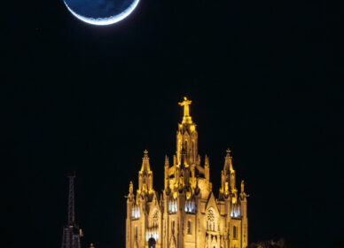 Luna creciente al 8,5% aprox. sobre el Templo Expiatorio del Sagrado Corazón de Jesús del Tibidabo