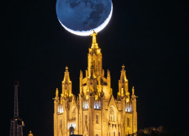 Luna creciente al 8,5% aprox. sobre el Templo Expiatorio del Sagrado Corazón de Jesús del Tibidabo