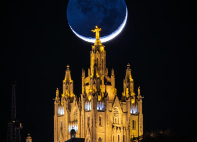 Luna creciente al 8,5% aprox. sobre el Templo Expiatorio del Sagrado Corazón de Jesús del Tibidabo