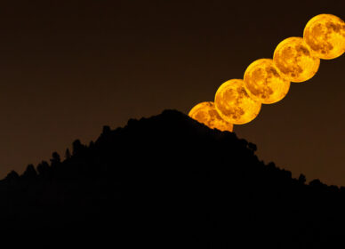 Luna llena de Junio (luna de fresa) saliendo detrás del Turó de Montcada i Reixac