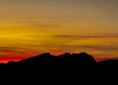 Atardecer skyline Sabadell y Montserrat