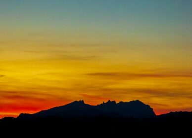 Atardecer skyline sabadell y Montserrat