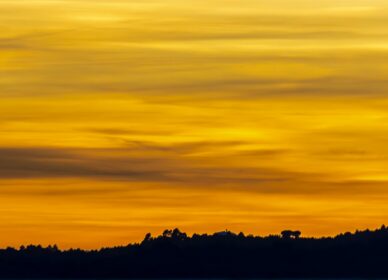 Atardecer skyline sabadell y Montserrat
