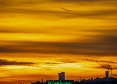 Atardecer skyline sabadell y Montserrat