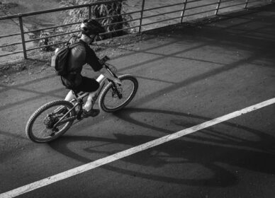 Pedaleando entre sombras