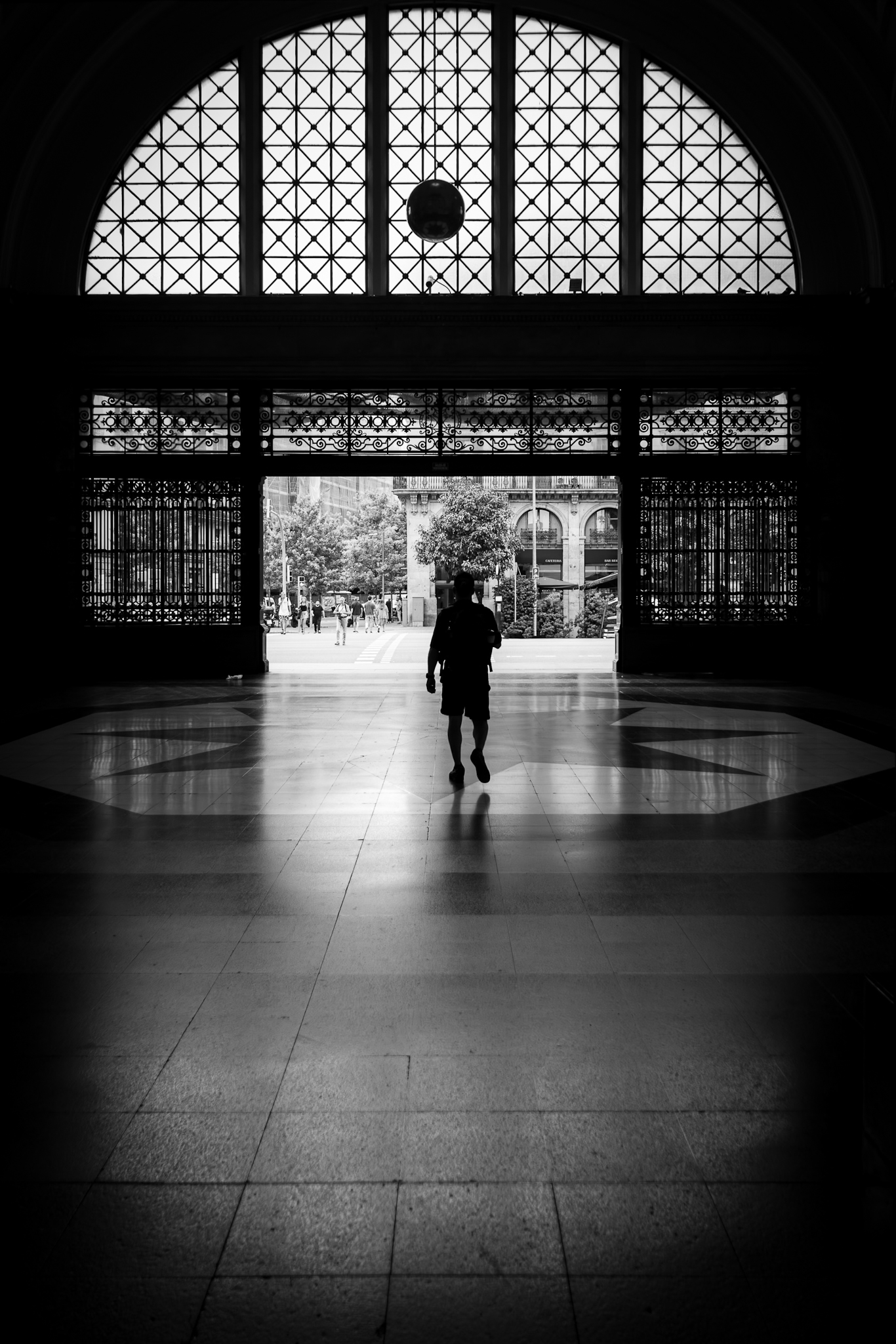 Geometrías de luz, sombras y silencios
