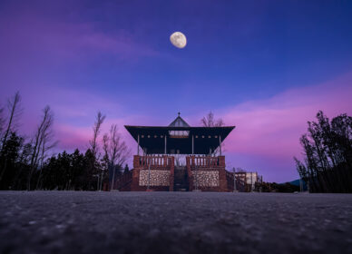 Luna bajo el cielo violeta